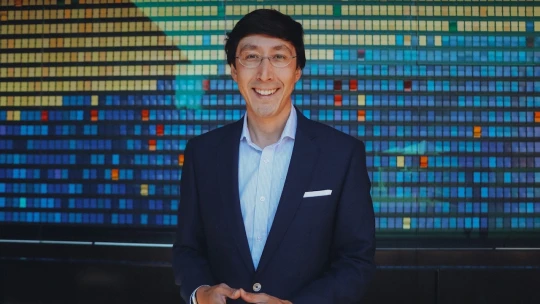 Investor z Amazonu Alex Dang: Európa brzdí vlastné startupy. Bojí sa riskovať, radšej hrá na istotu