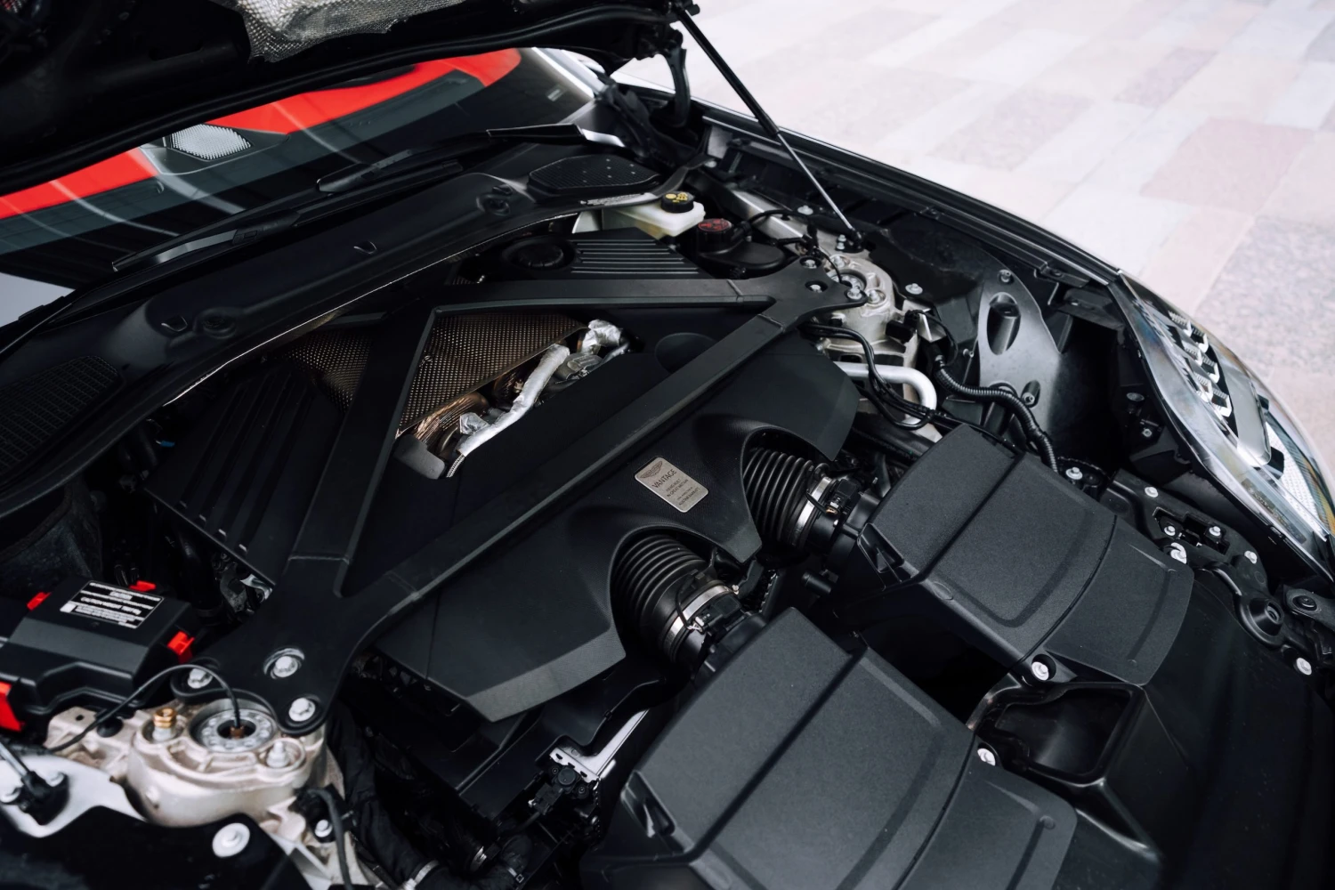 Motor Aston Martin Vantage Roadster