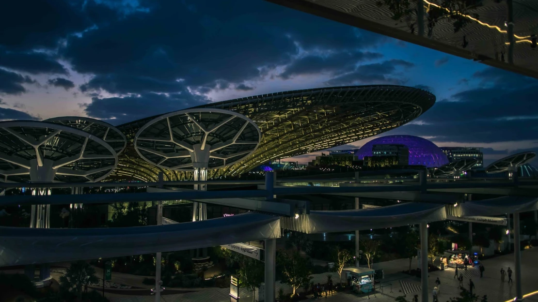 Státisíce cestujúcich, uviaznutých na blízkovýchodných letiskách, čakajú na nové letenky