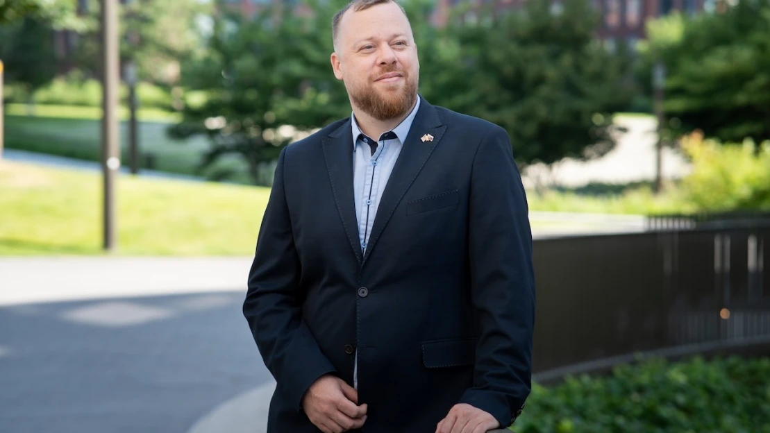 Jeho startup v Bratislave učí AI predpovedať vojny. Najdôležitejšia je ľudská morálka, nie technológia