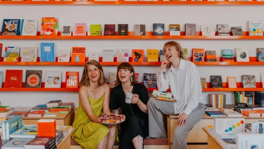 Káva, knihy a komunita. V Brne vznikol priestor, kam sa ľudia vracajú stále častejšie