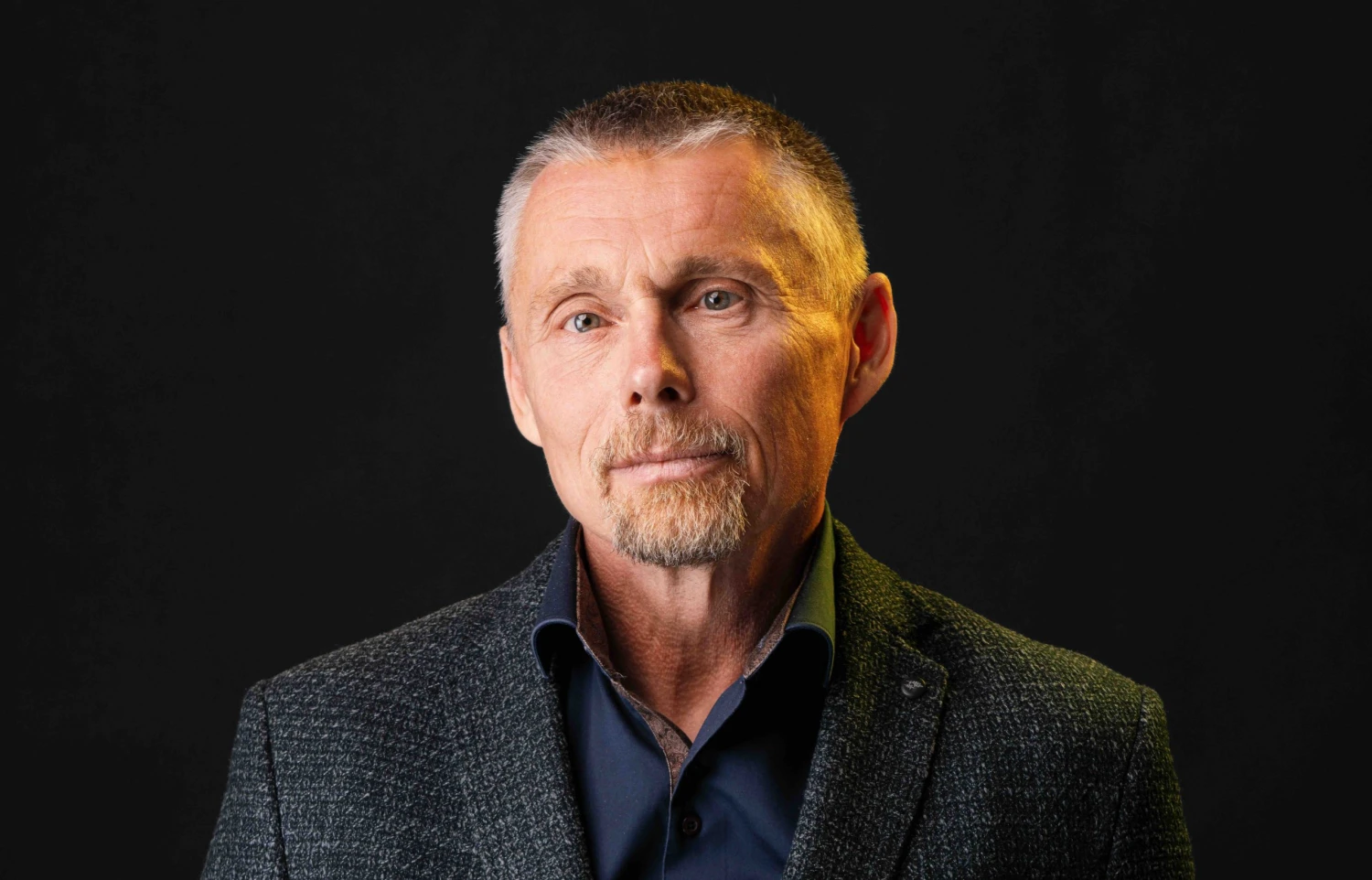 nasnímke muž v obleku