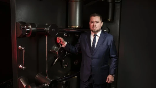 Čo sa deje v ČNB? Historické nákupy bitcoinu aj ocenený guvernér