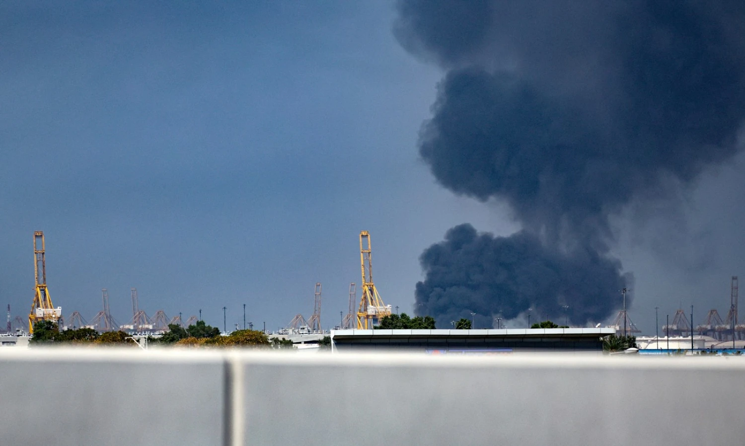 Deväť dní vojny v Iráne. Drahá ropa a vyše 1300 obetí, bez výhľadu na skoré ukončenie