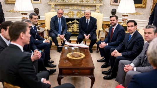 Prezident obuvníkom. Trump obdarúva svojich ministrov topánkami od firmy, ktorá ho žaluje