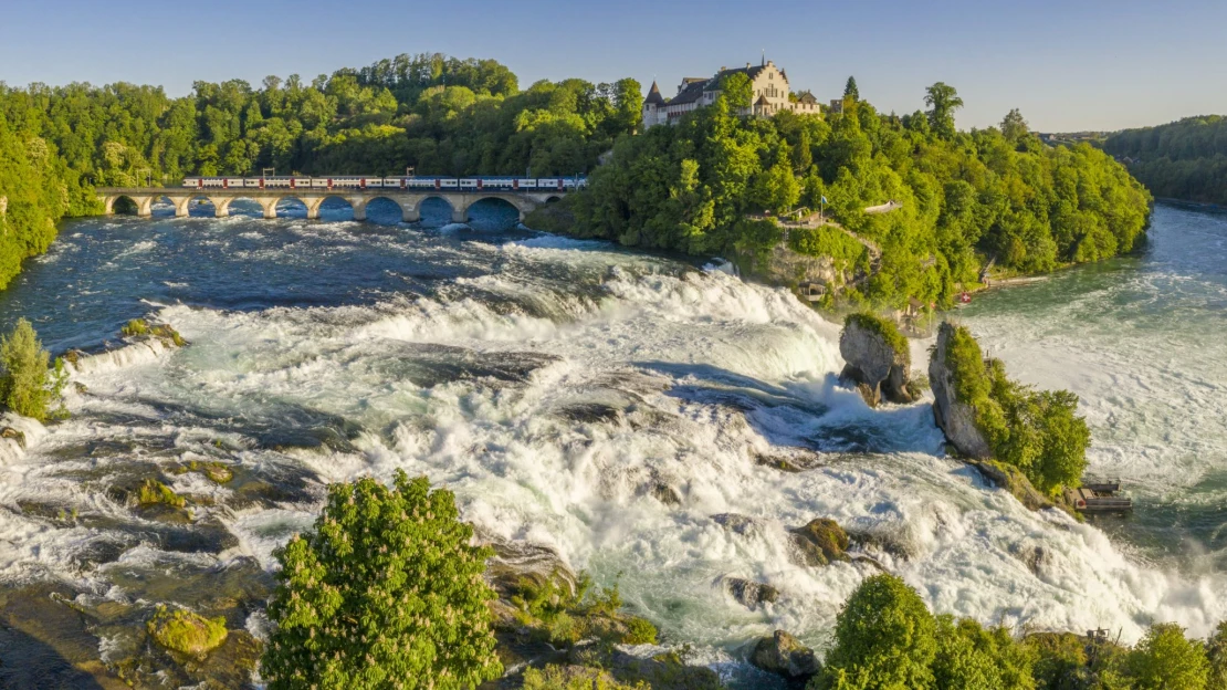 Od Rýnských vodopádov k palmám Lugana: Vydajte sa na ikonickú okružnú cestu Švajčiarskom