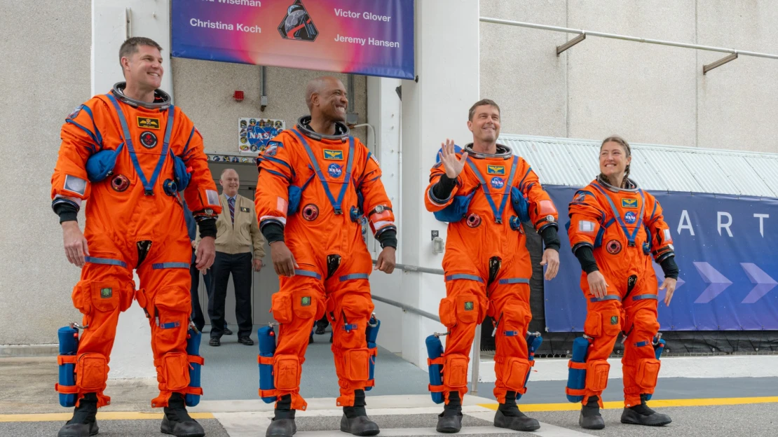 Oblet Mesiaca sa skončil podľa plánov. Astronauti bezpečne pristáli v Tichom oceáne