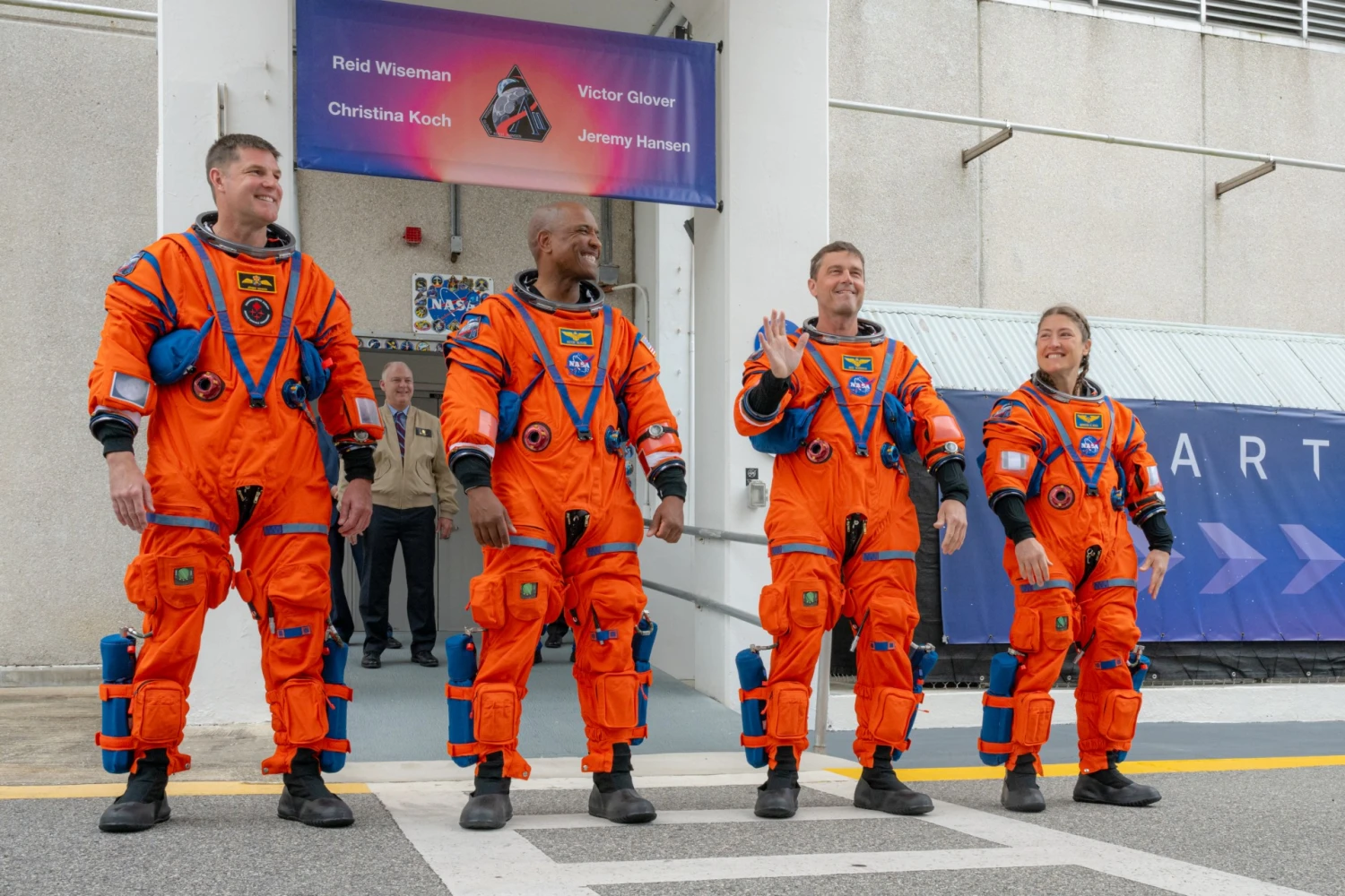 Oblet Mesiaca sa skončil podľa plánov. Astronauti bezpečne pristáli v Tichom oceáne