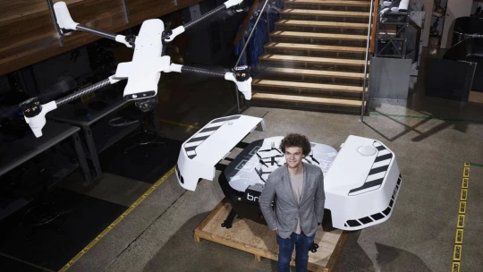 Zázračný chlapec s dronmi chce poraziť Čínu. Má podporu miliardárov aj plán na zákaz konkurencie