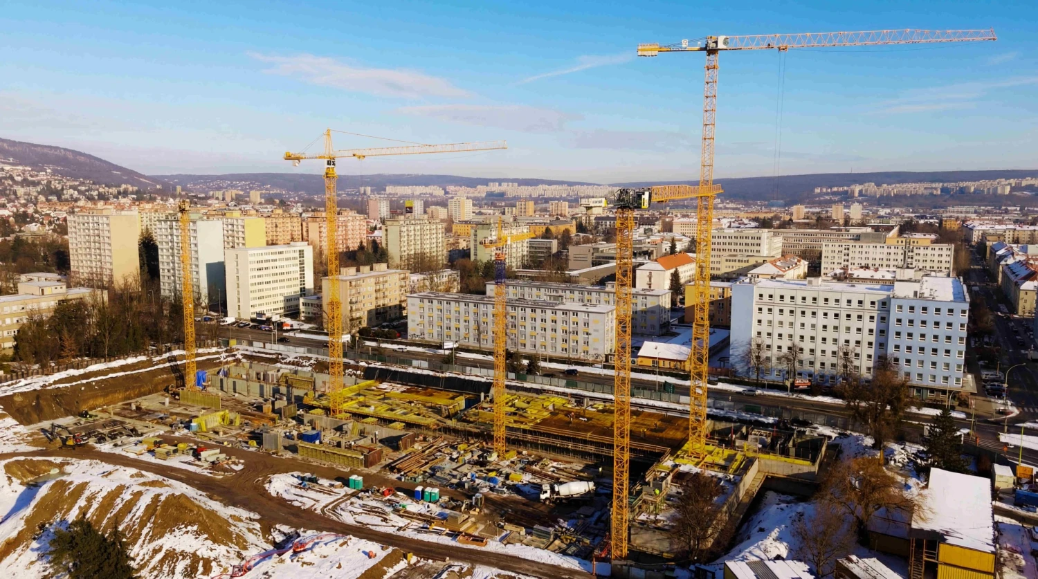 na snímke stavenisko