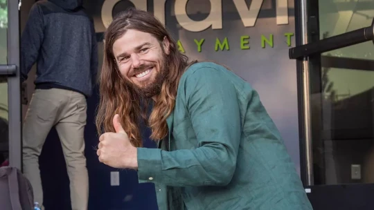 Rozdal milióny zamestnancom a stal sa legendou. Temný pád muža, ktorý prepísal pravidlá biznisu