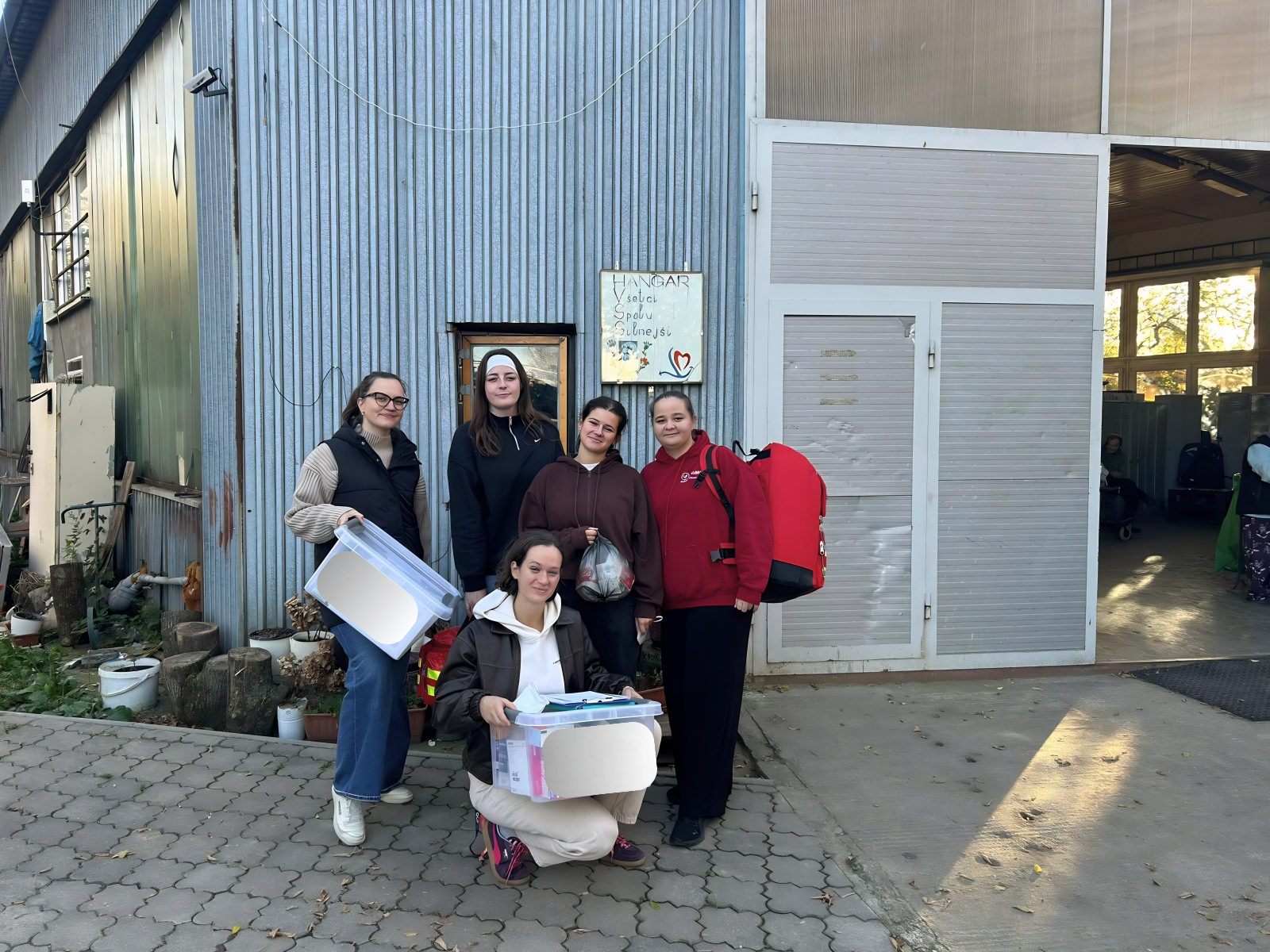 Časť tímu Homeless not Hopeless aktuálne počas nedávneho výjazdu. Ester prvá zľava.