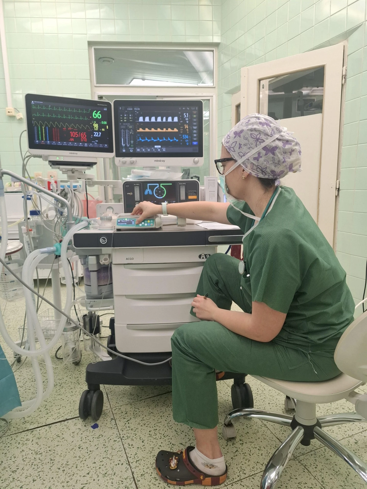 Práca anesteziológa na operačnej sále.