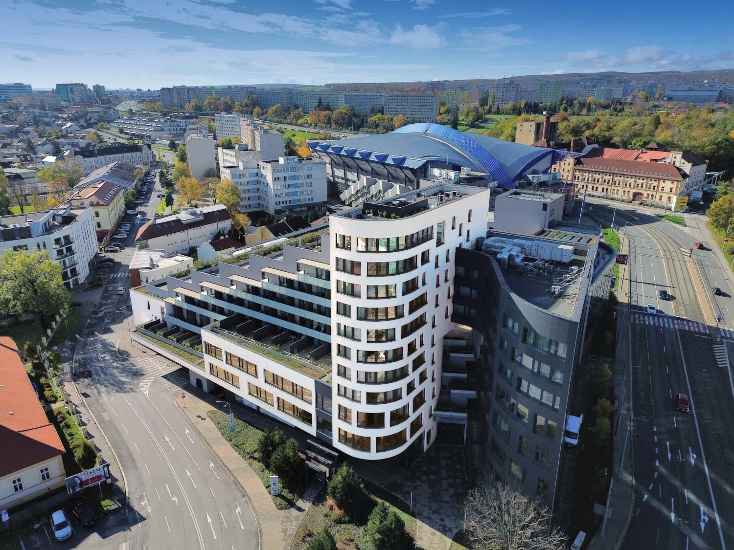 na snímke kancelárska budova