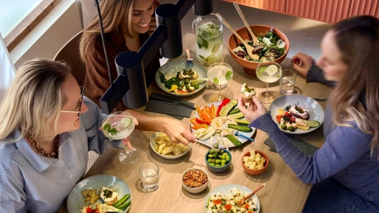 Slováci v priemere večerajú spolu iba 23 minút. Ako životné tempo mení medziľudské vzťahy a stolovanie?