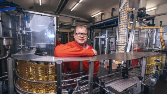 Spával na stole v továrni. Dnes jeho rodinná firma predáva olej celej Európe