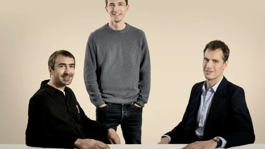 AI made in Europe. Prečo má francúzsky Mistral napriek nižšiemu výkonu konkurenčnú výhodu?