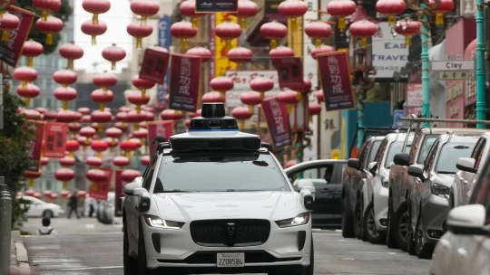 Výpadky robotaxíkov trápia Čínu aj USA. Budú v Európe radšej zakázané?