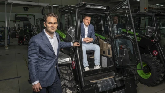 Dvaja Česi vymenili obleky za elektrické nakladače. Teraz s nimi dobývajú svet