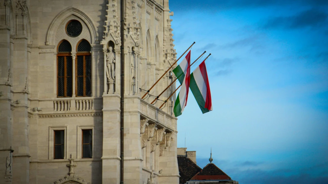 Orbán zablahoželal víťazovi maďarských volieb Péterovi Magyarovi