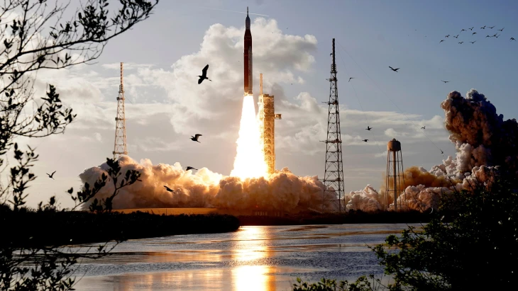 Akcie SpaceX po vstupe do Nasdaq-100 prudko klesli, banky však čakajú výrazný rast