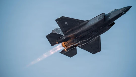 Zbrojovka Lockheed Martin vďaka silnému dopytu po zbraniach zvýšila zisk aj výhľad