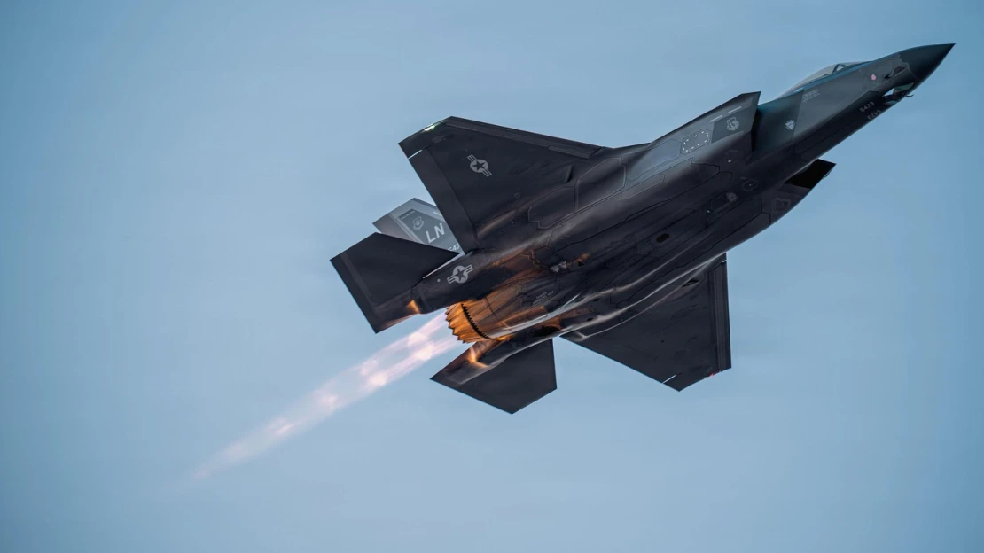 Zbrojovka Lockheed Martin vďaka silnému dopytu po zbraniach zvýšila zisk aj výhľad