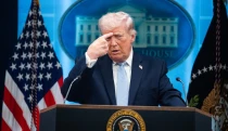 USA sa rútia k dlhovej stene. Trumpa môžu pred voľbami zachrániť len zahraniční investori
