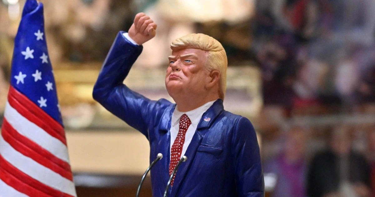 Na snímke figúrka Donalda Trumpa
