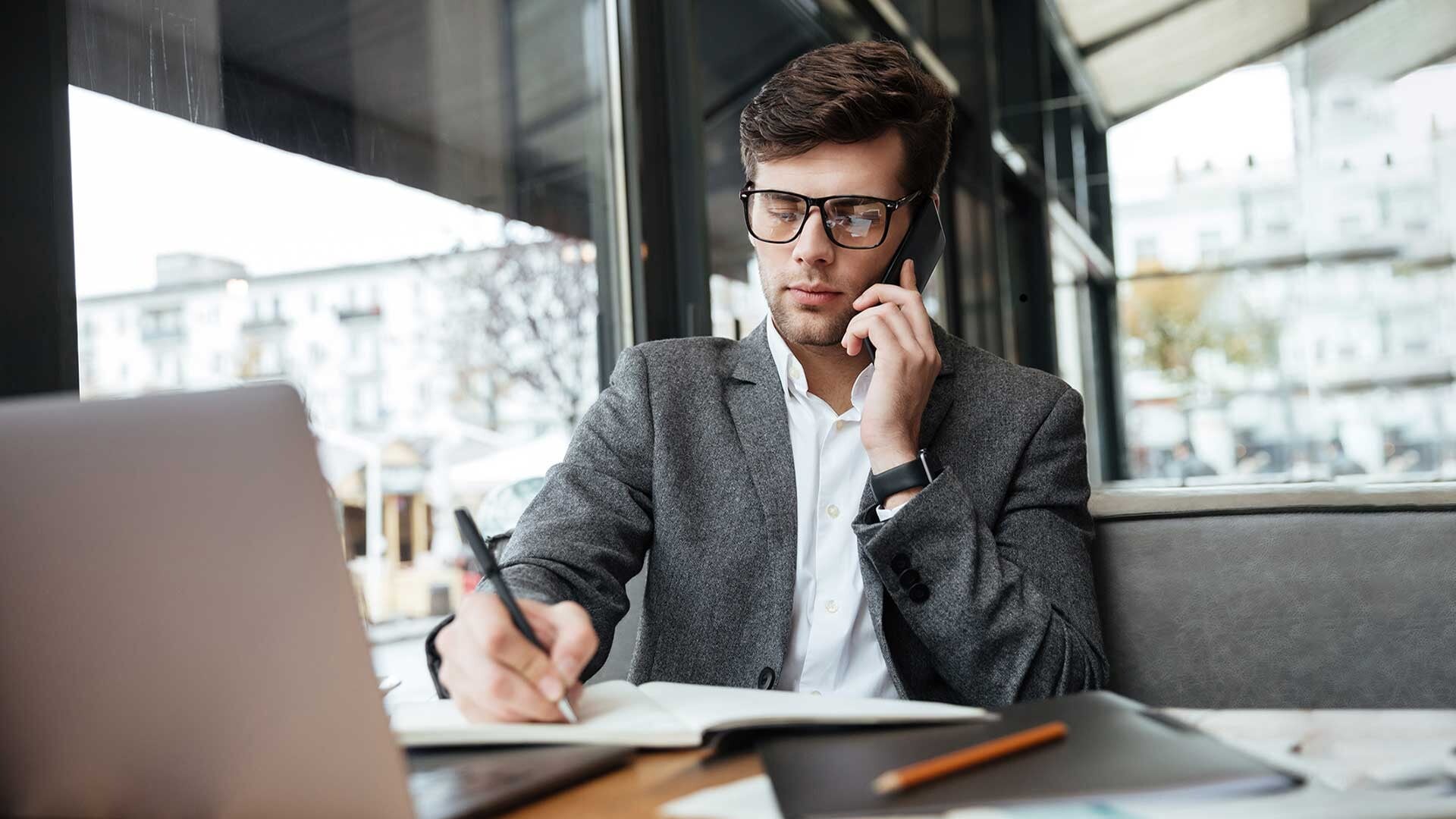 Inšpekcia práce sa okrem výrobných prevádzok často zameriava aj na administratívne a podporné služby