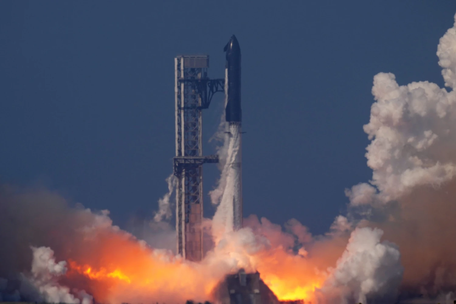 Na snímke štart rakety Starship
