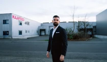 Cicmanov GymBeam sa pochválil tržbami. Pri Miláne otvorili sklad ako zo sci-fi filmu