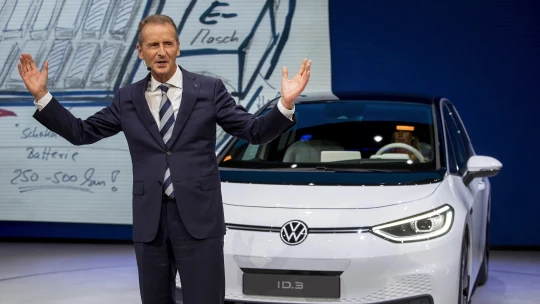 Bývalý šéf Volkswagenu Diess chce uviesť na trh elektrický traktor