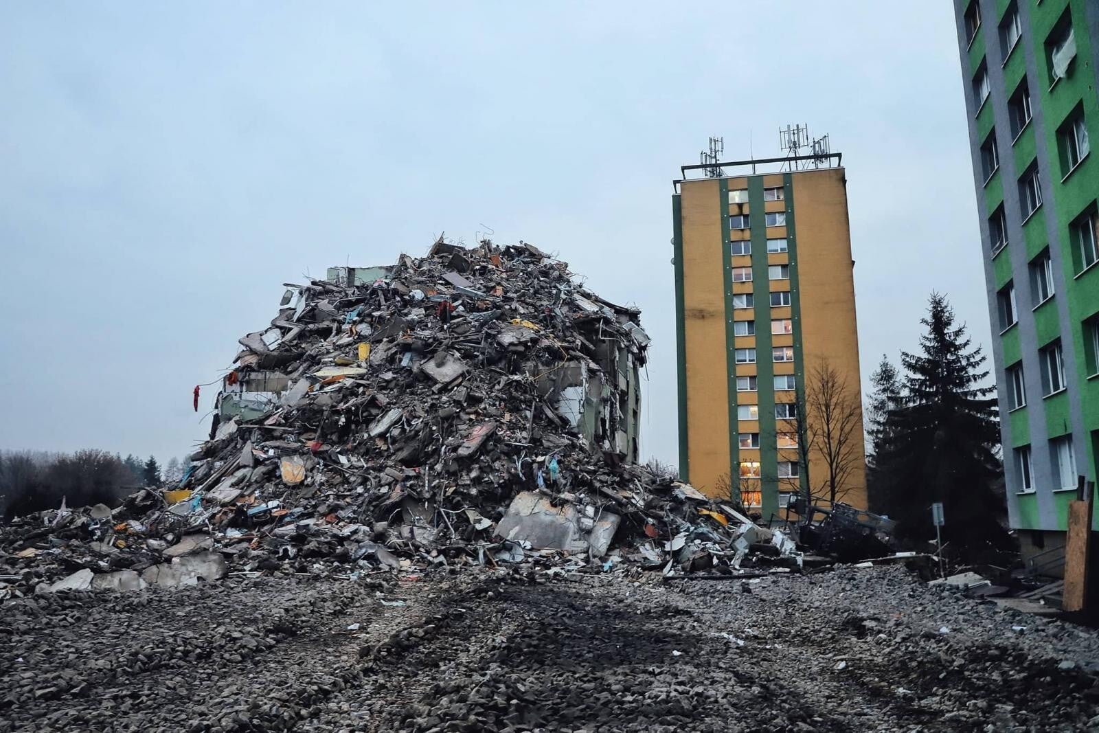 na snímke zbúraná budova
