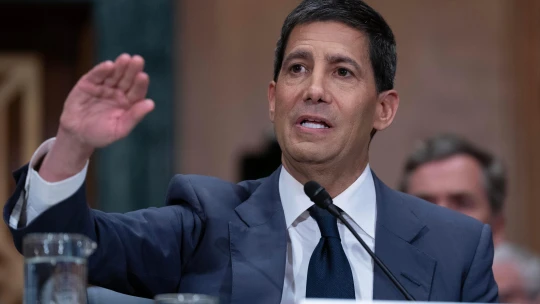 Trump dnes vymenuje nového šéfa americkej centrálnej banky, Powella nahradí Kevin Warsh
