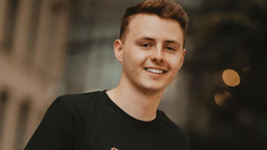 Z milióna na 10 miliónov za rok. Českému youtuberovi pomohol AI dabing videí
