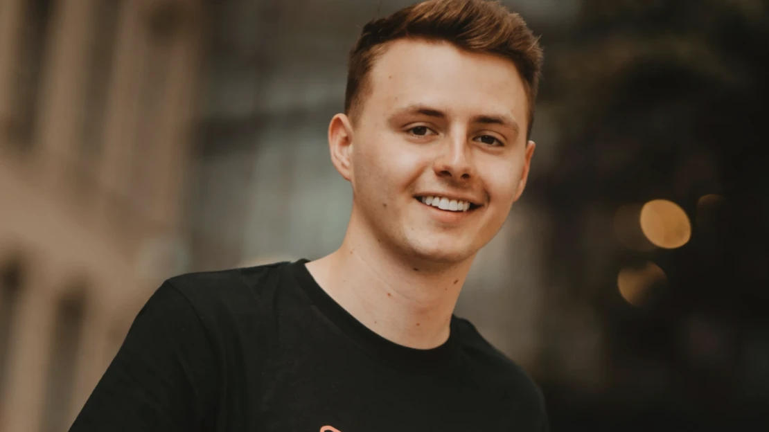 Z milióna na 10 miliónov za rok. Českému youtuberovi pomohol AI dabing videí
