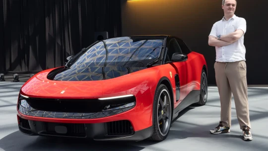 Európske akcie brzdí Blízky východ. Ferrari padá po predstavení prvého elektromobilu
