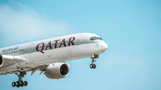 Mesiac vojny: aerolíniám Qatar Airways klesol zisk o sedem percent, snažia sa obnoviť kapacity