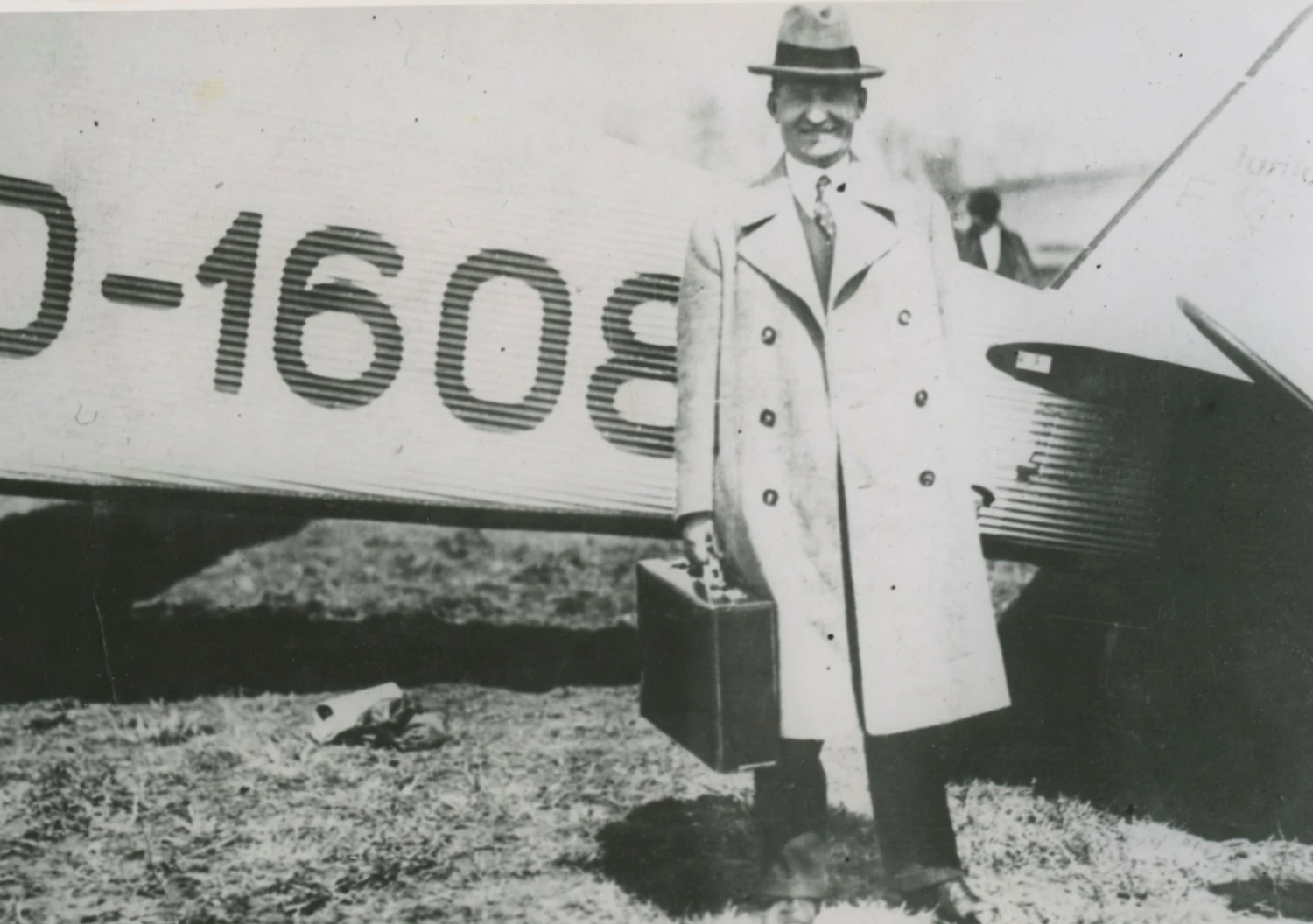 Tomáš Baťa pred odletom na jednu zo svojich ciest lietadlom pri lietadle Junkers, 1931 (SOkA Zlín, inv. č. 3059, neg. č. 1).