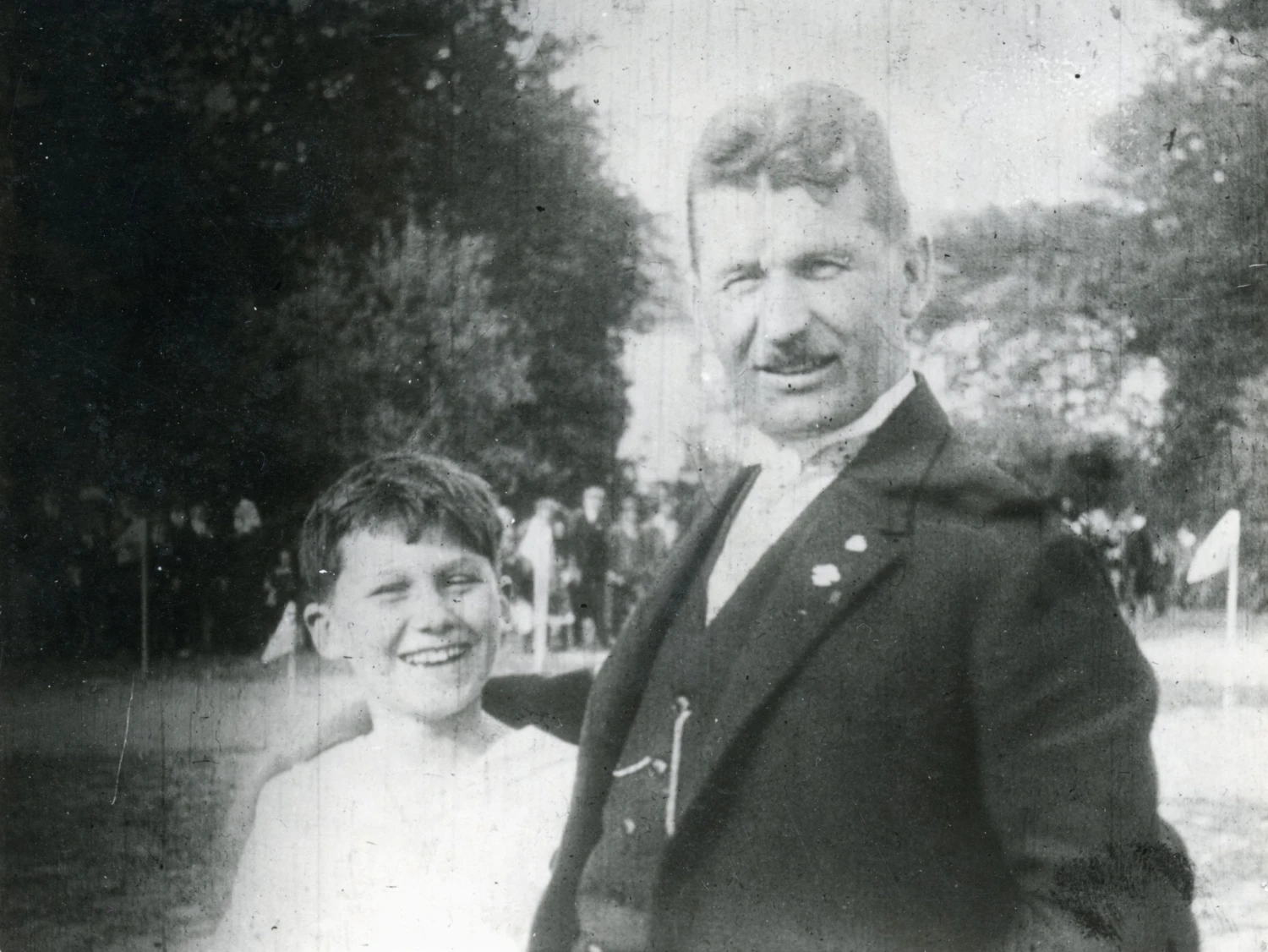 So synom Tomášom počas osláv 1. mája 1926 (SOkA Zlín, inv. č. 4732, neg. č. 2).