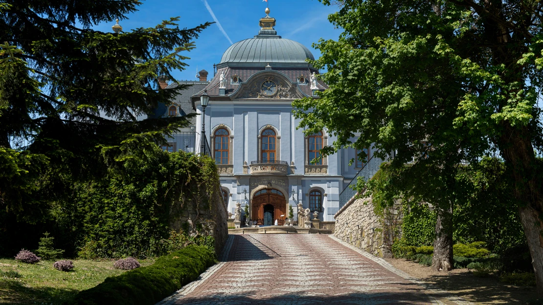 Haličský zámok takmer schátral. Nový život mu vdýchli slovenskí strojári