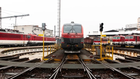 Miliónové zisky zo štátnych zmlúv a lichtenštajnská stopa. Kto kráľovsky zarába na železniciach?