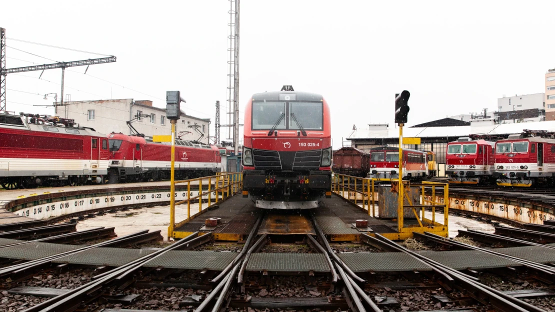 Miliónové zisky zo štátnych zmlúv a lichtenštajnská stopa. Kto kráľovsky zarába na železniciach?