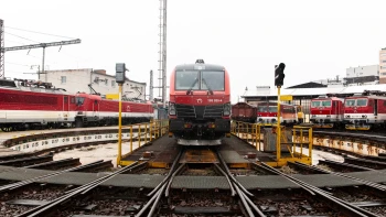 Miliónové zisky zo štátnych zmlúv a lichtenštajnská stopa. Kto kráľovsky zarába na železniciach?