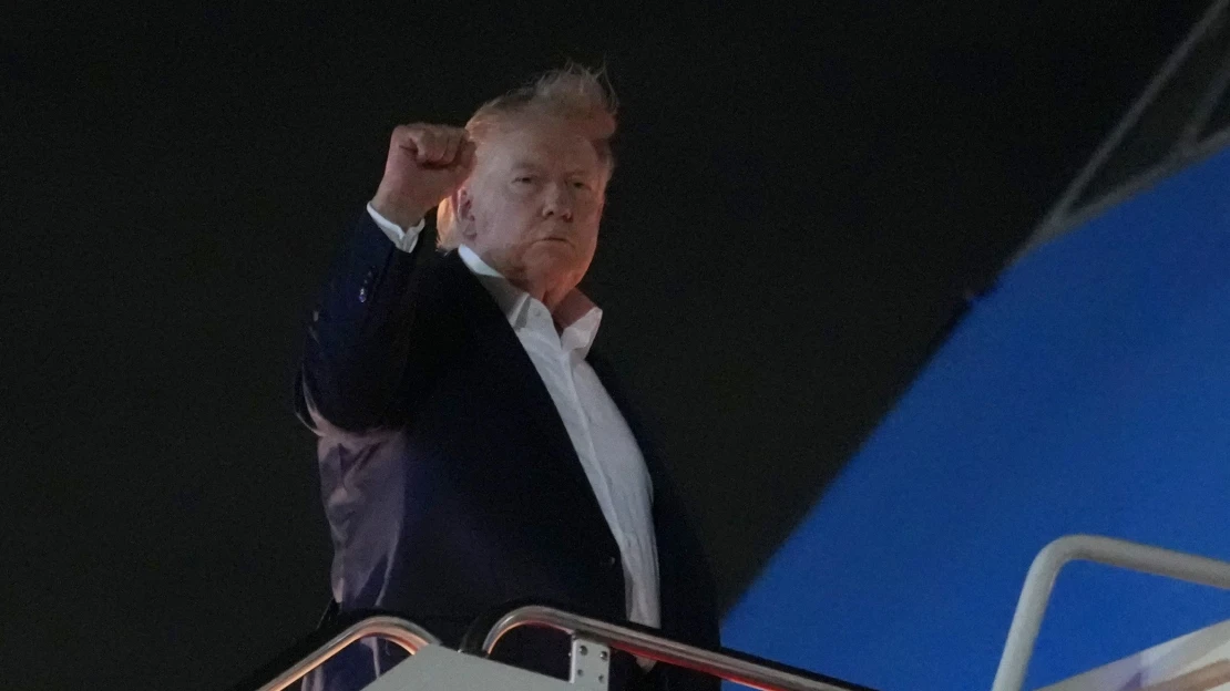 Trump kvôli digitálnej dani pohrozil Francúzsku 100-percentným clom na víno