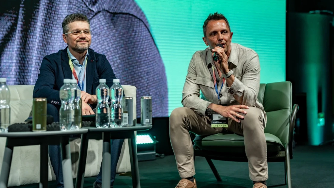Je cyklistika nový golf? Manažéri ladia na bicykli spoločné tempo aj miliardové stratégie