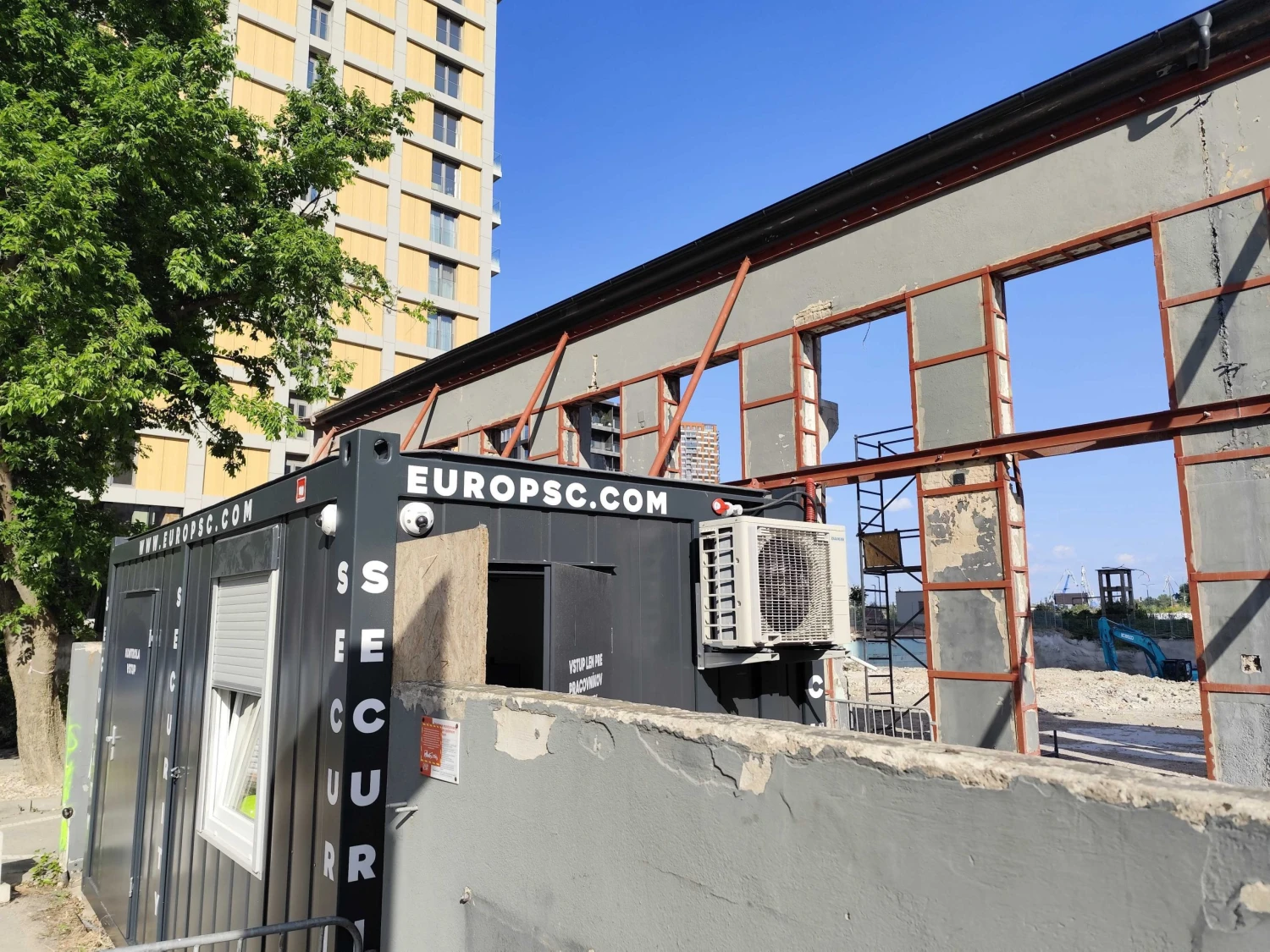 na snímke zbúraná budova