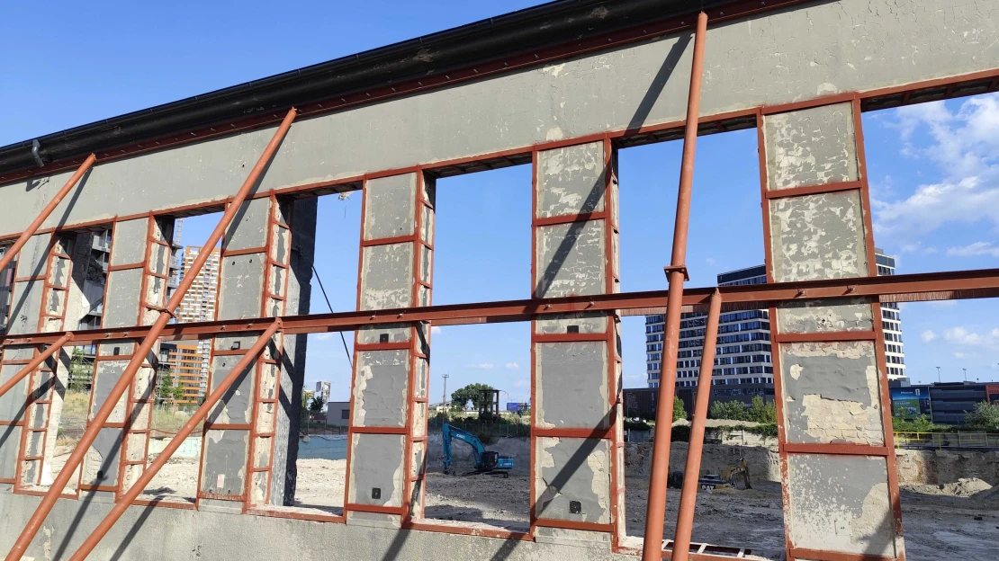 Z kultovej stavby zostala fasáda. Developer sľubuje dobudovanie na základe 3D skenov