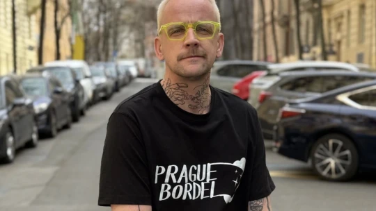 Vyhorel v divadle, dnes upratuje cudzie byty. Rodák zo Slovenska našiel v Prahe nové poslanie